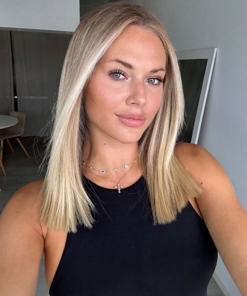 Cassandra in strak topje.