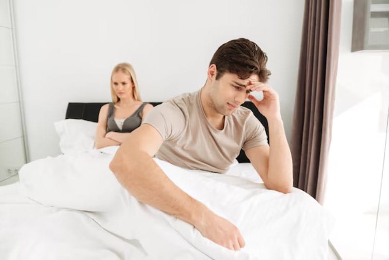 Man in bed met voortijdige ejaculatie en vrouw