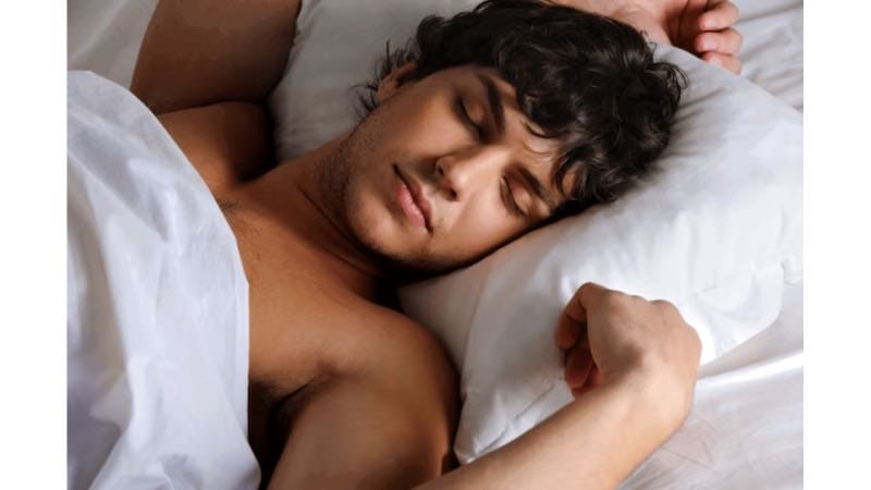 Man in bed na ejaculatie