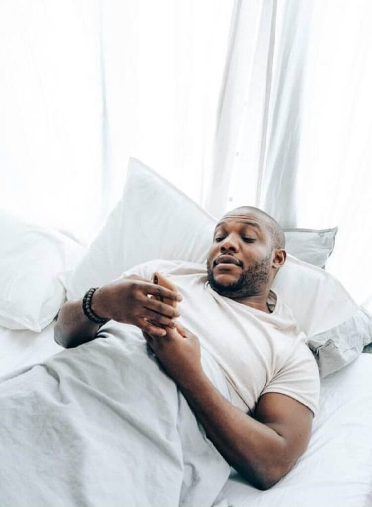 Man doet aan masturbatie in bed