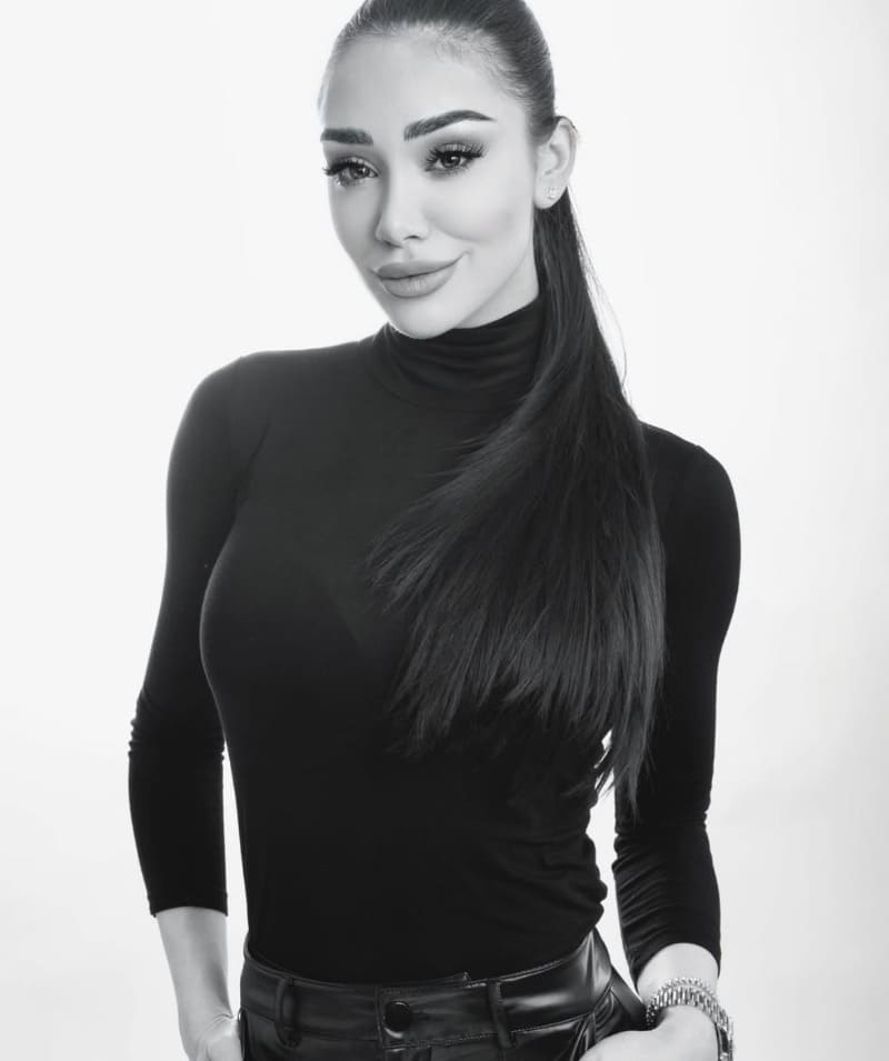 Veronica in sexy outfit