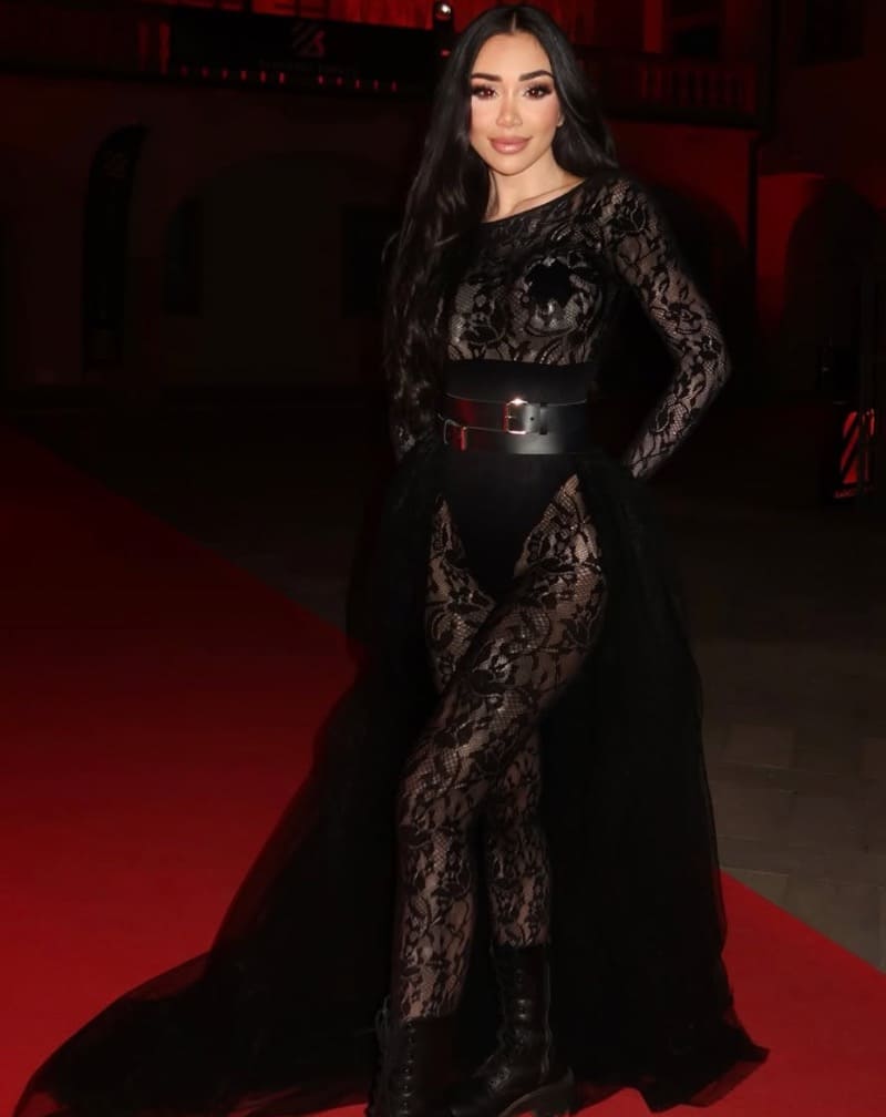 Babe in lange zwarte jurk