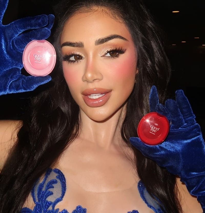 Babe in sexy outfit