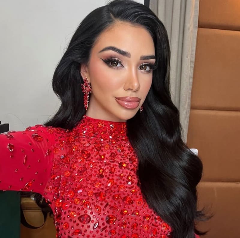 Veronica in sexy rode jurk met glitter
