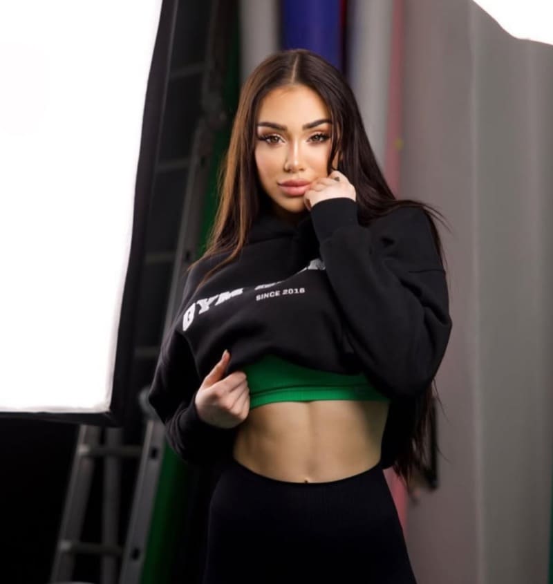 Veronica in sexy outfit