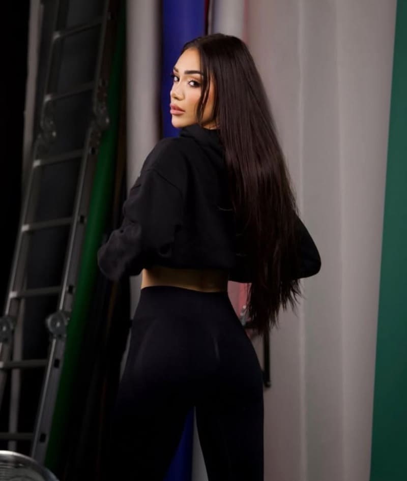 Babe in zwarte outfit