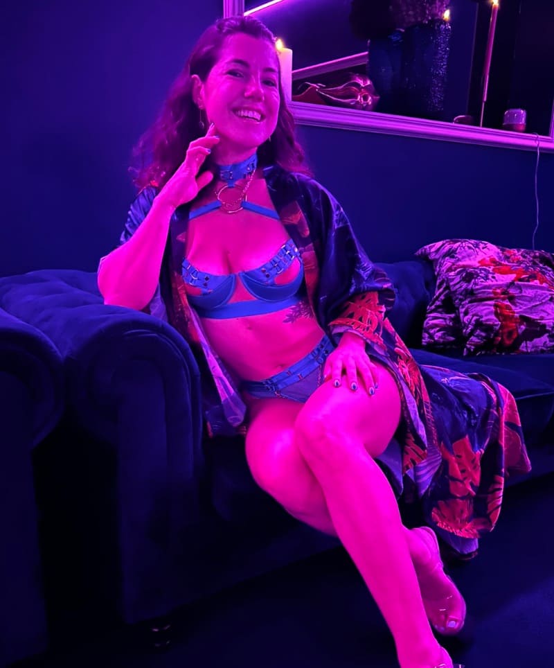 Victoire in lingerie
