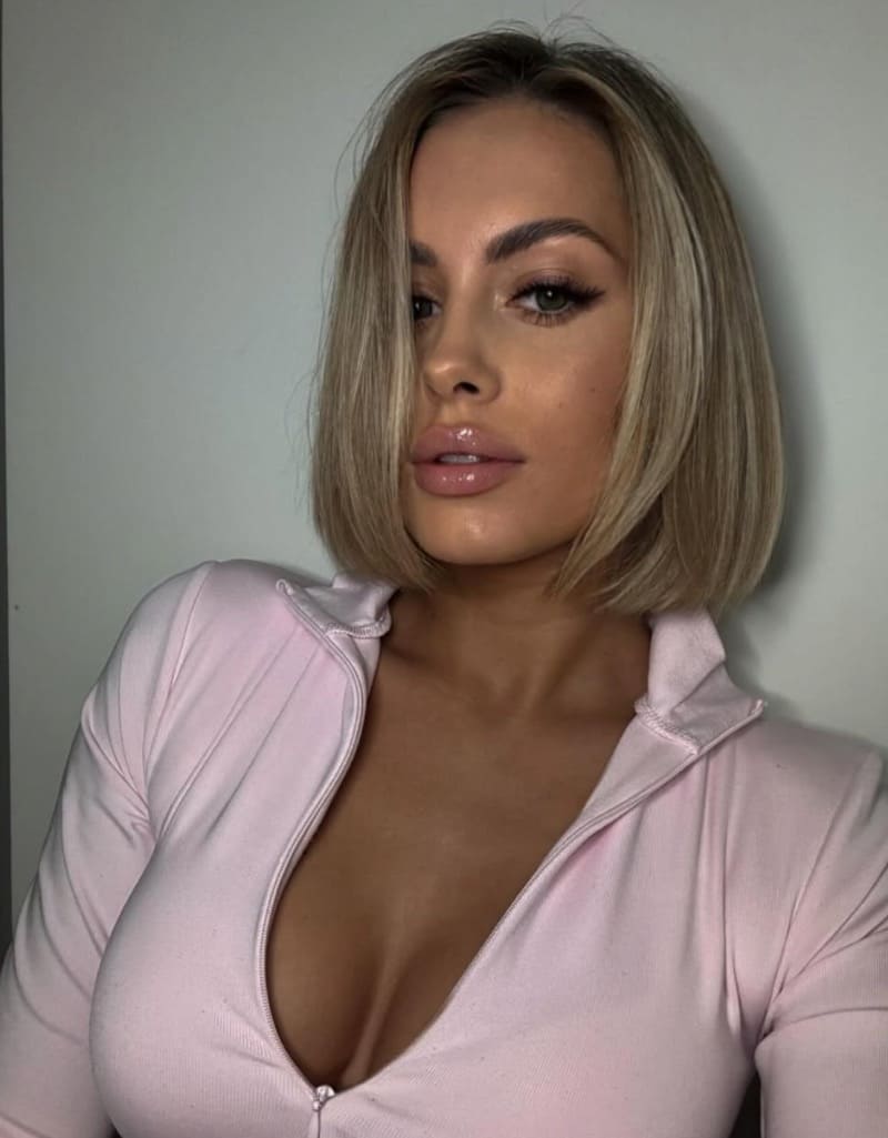 Babe in roze topje met ronde tieten