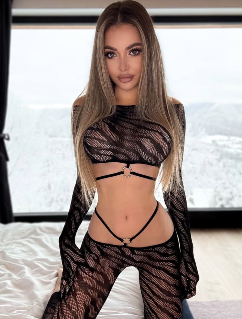 Babe in sexy string en strakke outfit