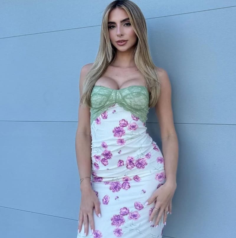 Bruna in sexy wit roze jurk