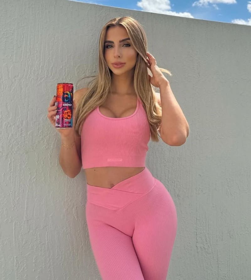 babe in sexy roze sport outfit