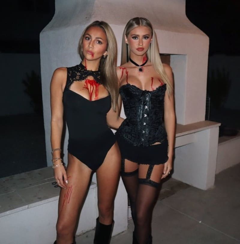 Sexy blondines in hete outfit