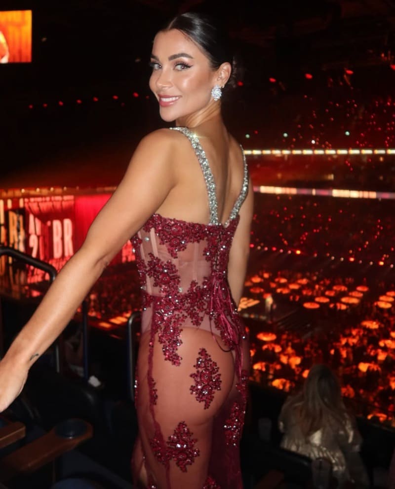 Babe in rode doorzichtige jurk