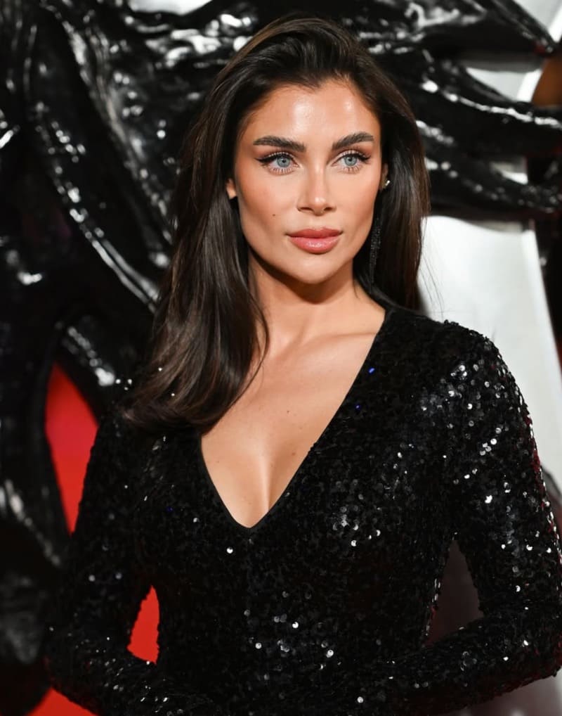 Cally in sexy zwarte jurk