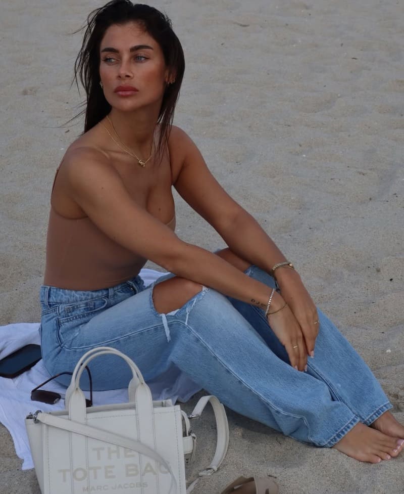 Babe in jeans op strand