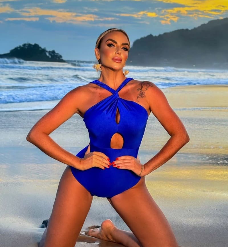Babe in blauw badpak op strand