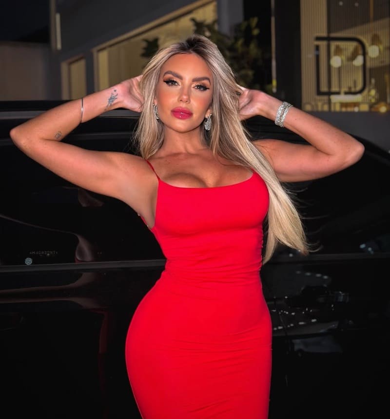 Giovana in rode jurk