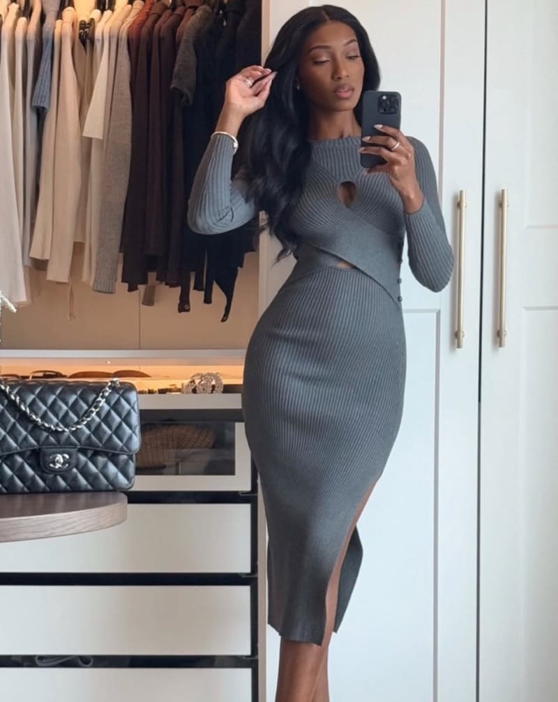 Babe in strakke grijze jurk