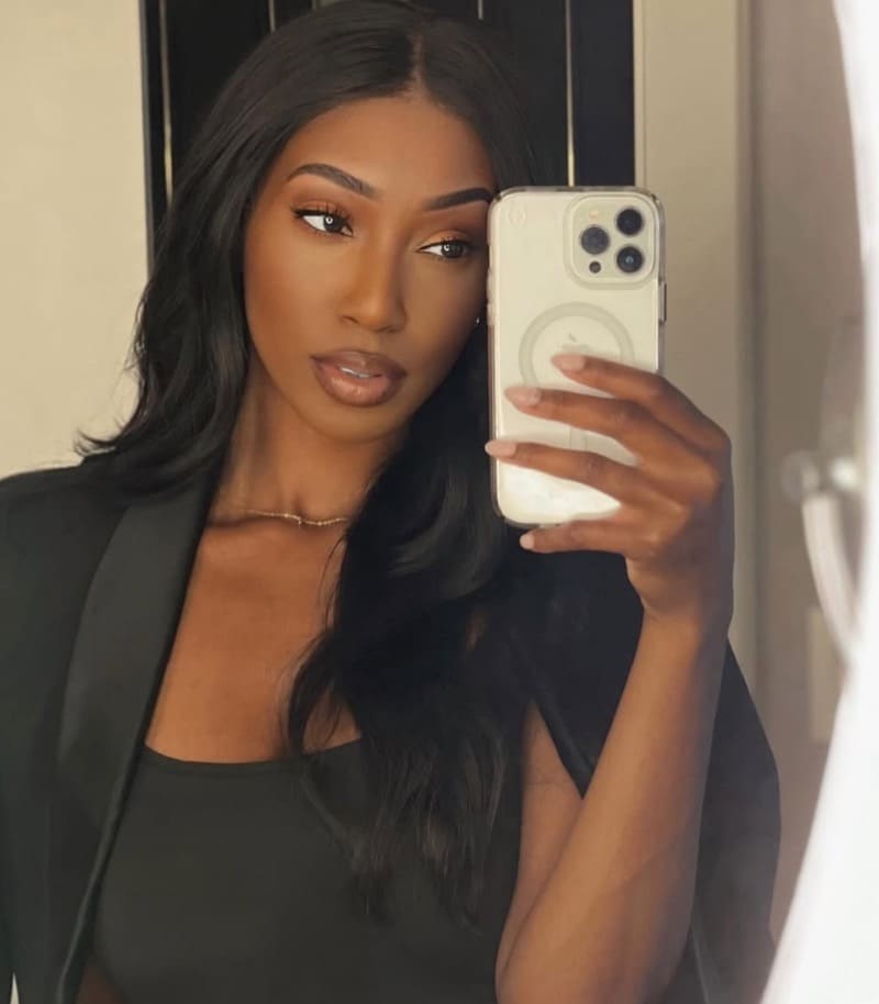 Babe met neemt spiegel selfie