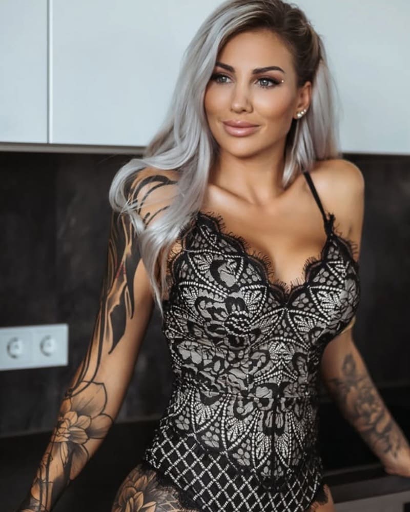 Viktoria in sexy wit-zwarte lingerie