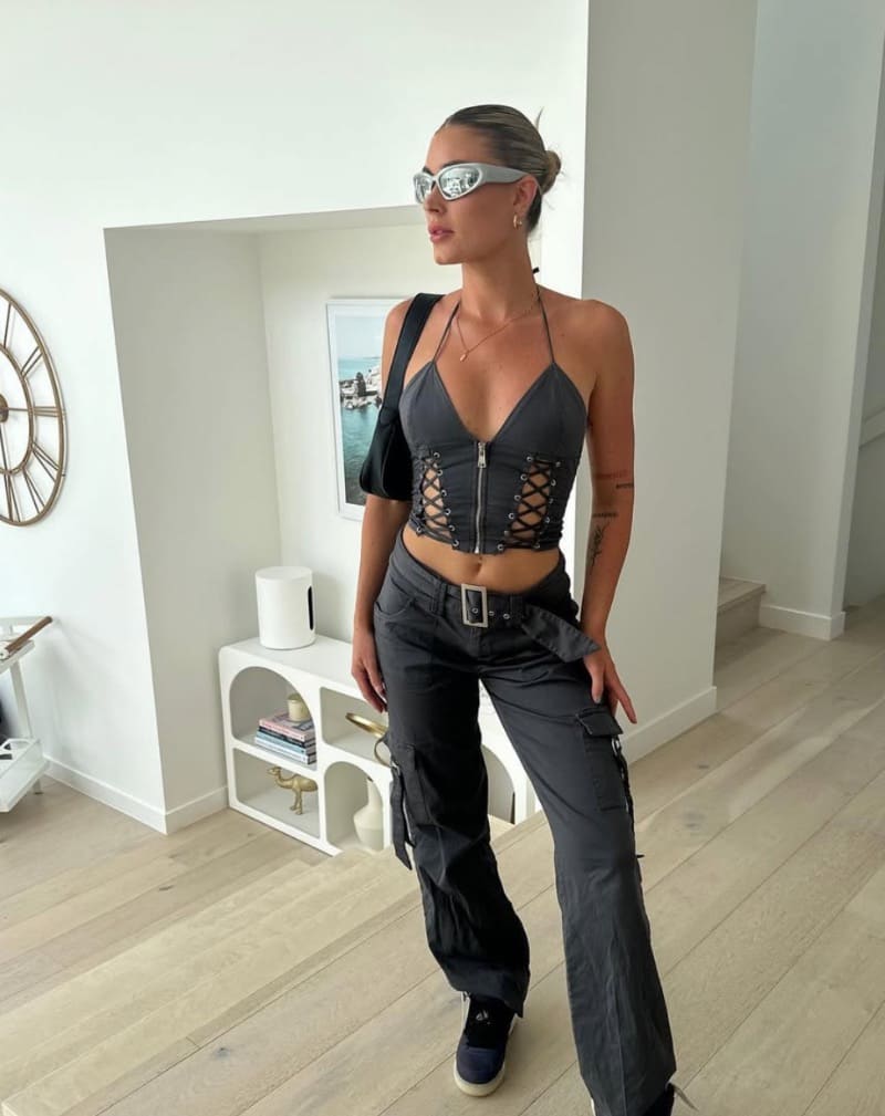 Jessica in sexy grijze outfit