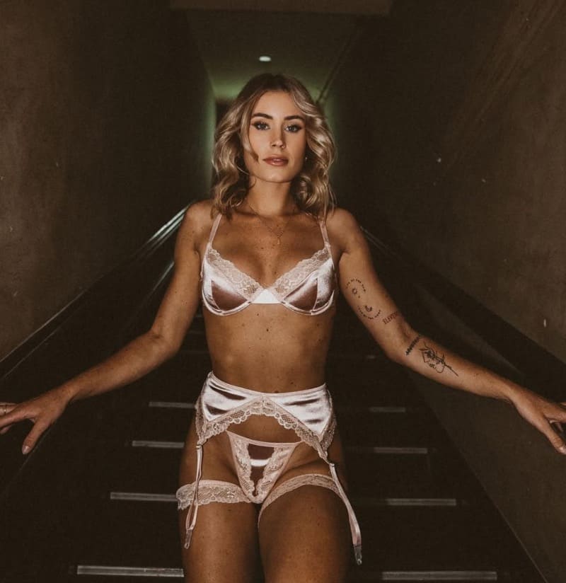 Jessica in witte lingerie
