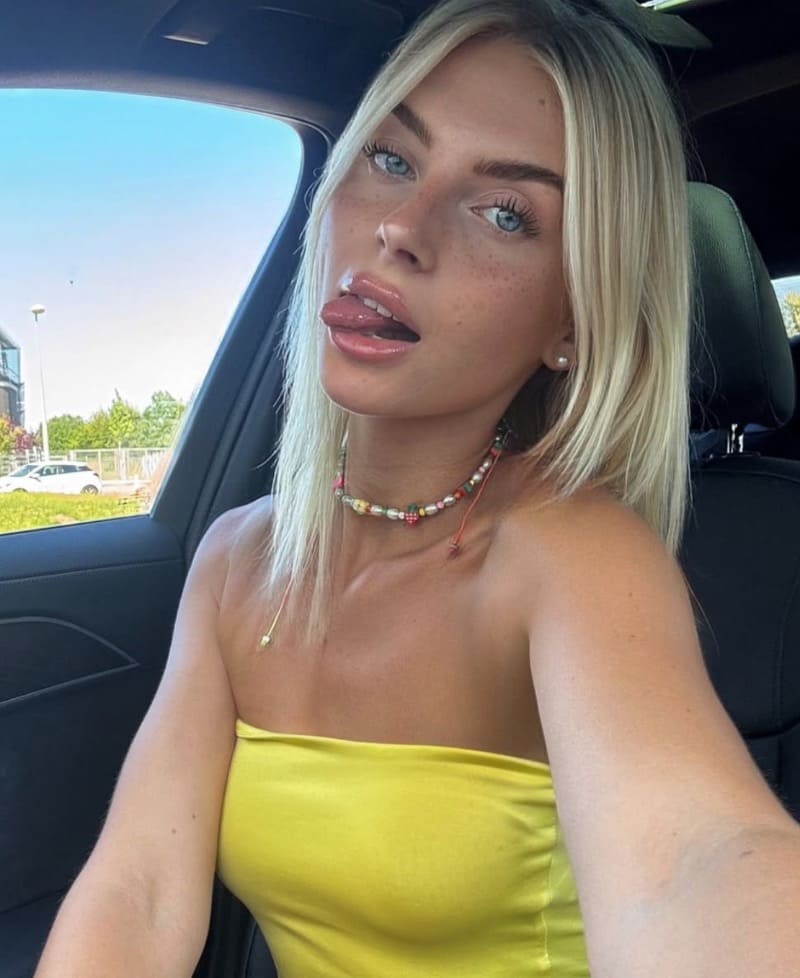 Lia in sexy geel topje