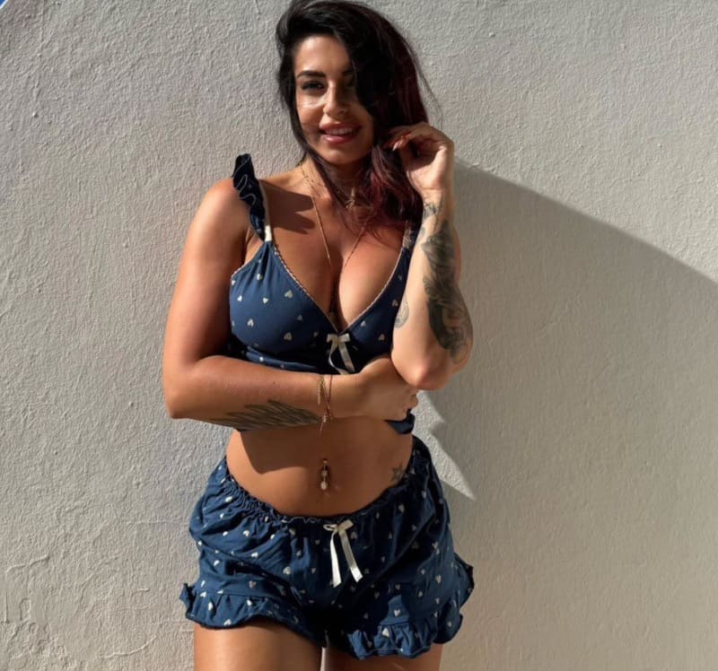 Sexy marta in beach outfit