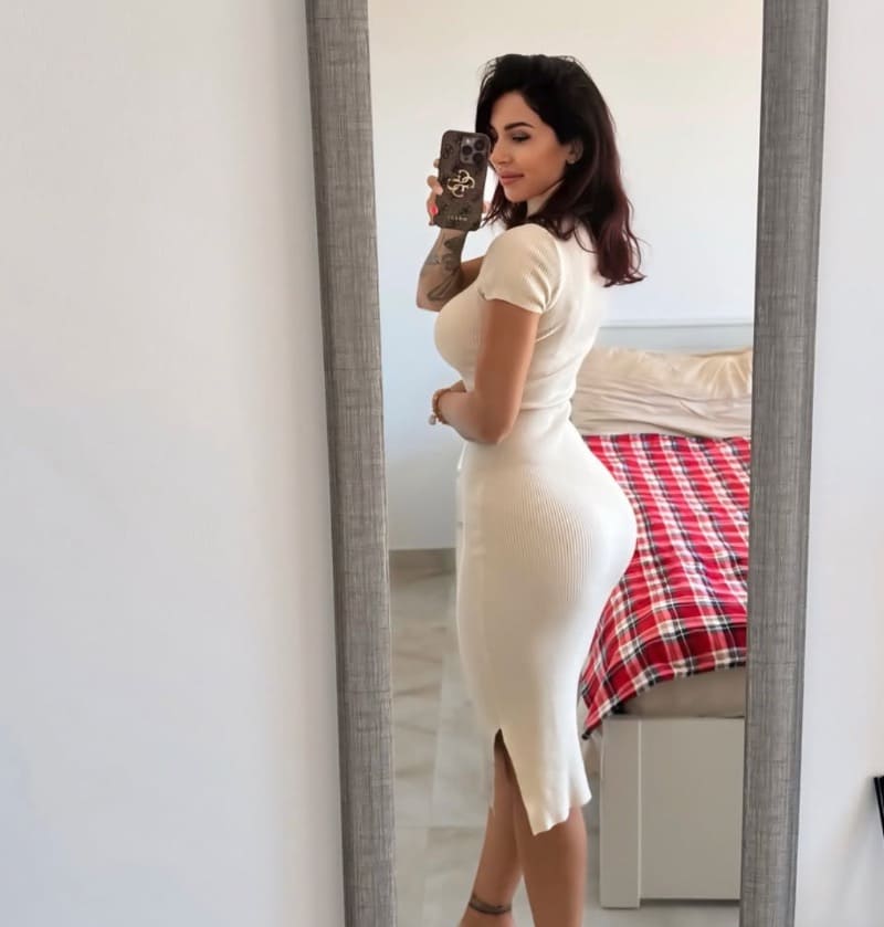 Marta in witte strakke jurk