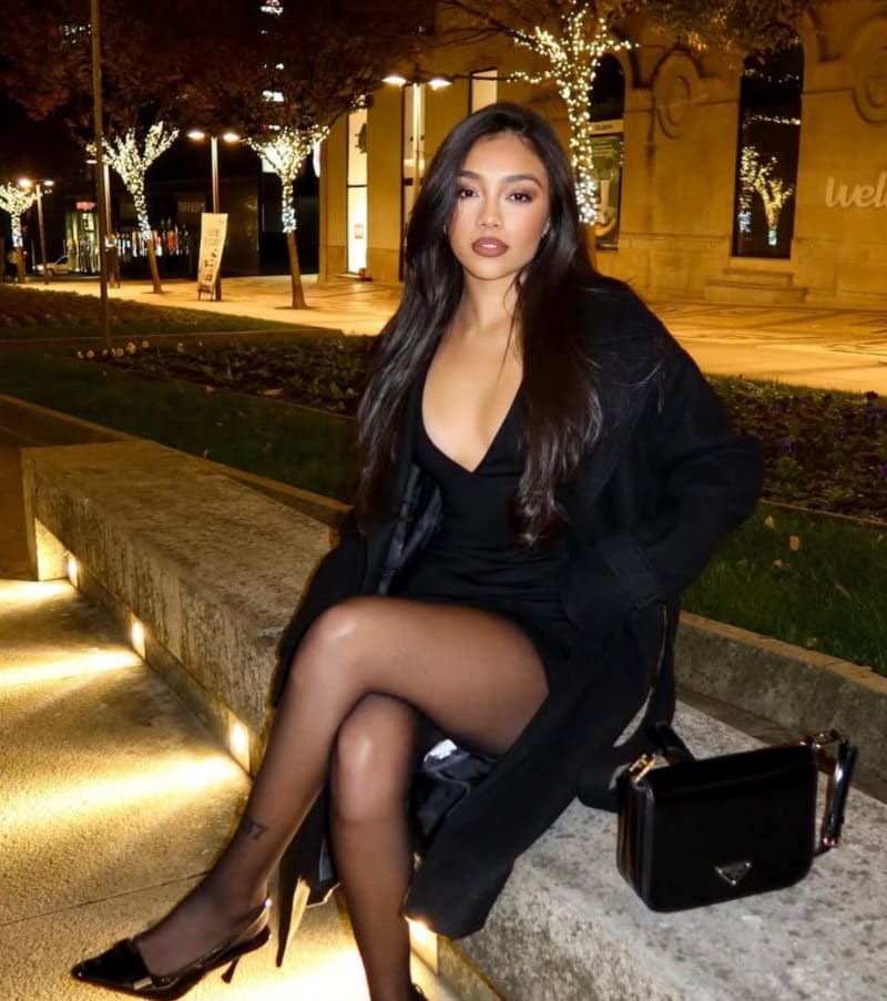 Babe in jurkje op bank