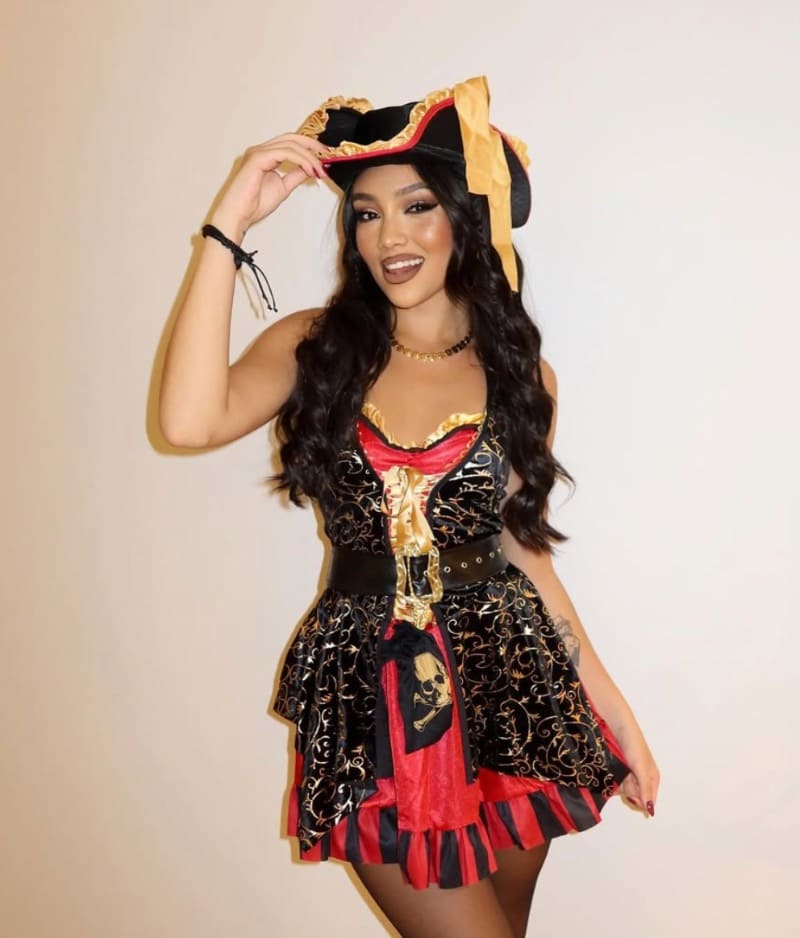 Lauanda in sexy piraten outfit