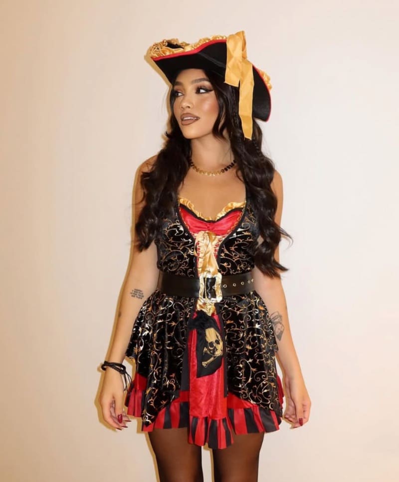 Sexy brunette in halloween kostuum