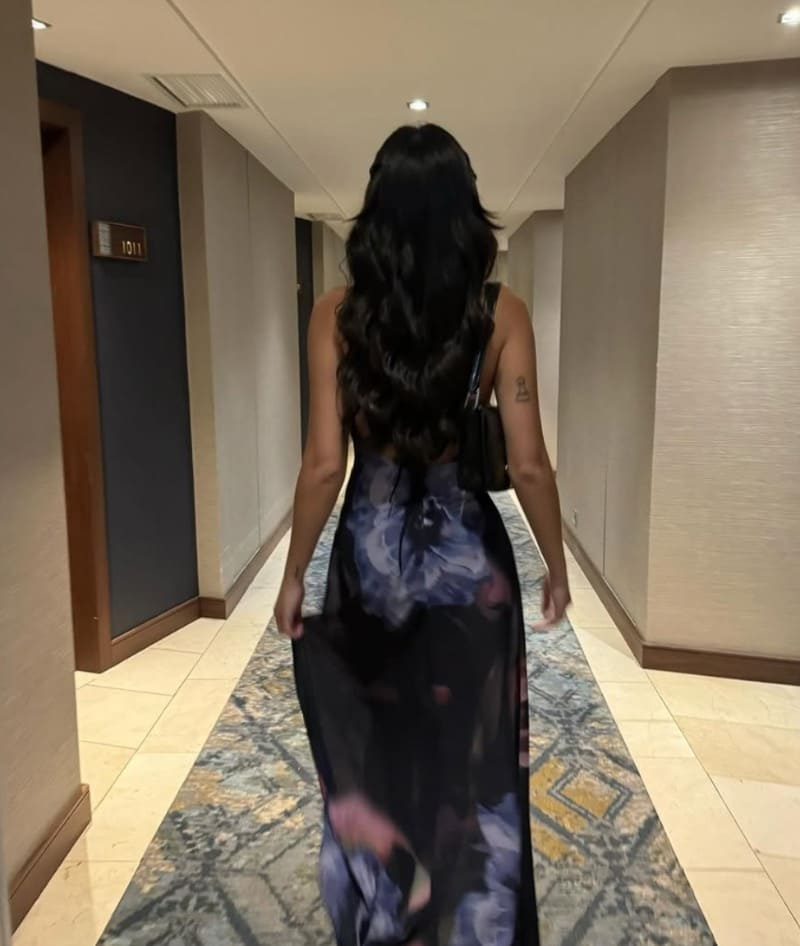 Lauanda in sexy jurk in hotel gang
