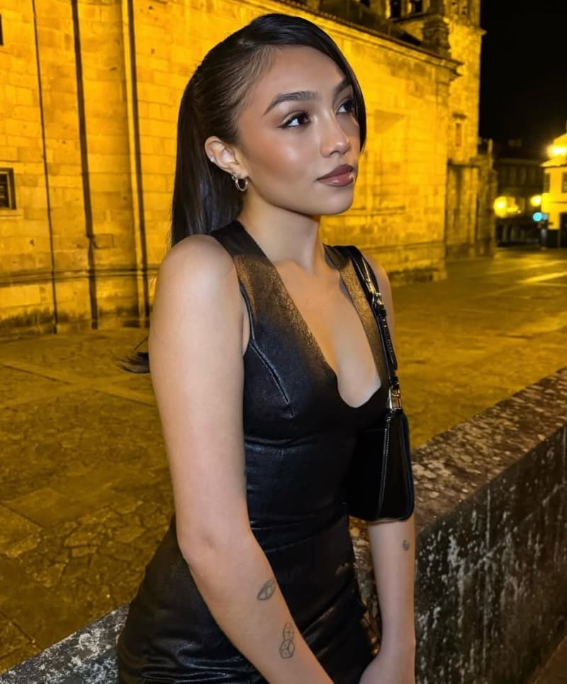 Lauanda in sexy outfit met decolleté