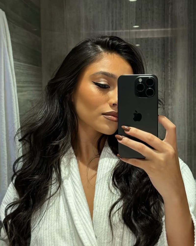 babe in badjas en iPhone