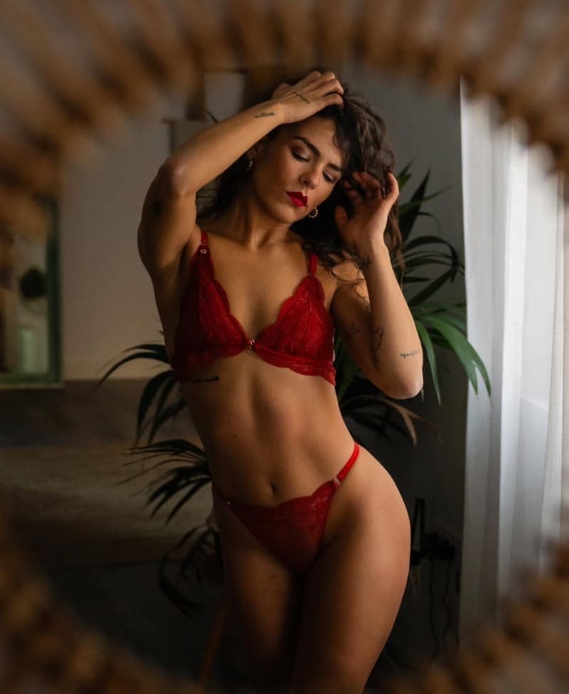babe in rode lingerie