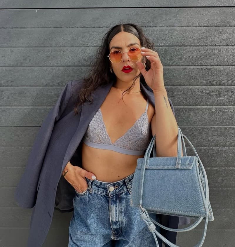 babe in grijze bh en jeans