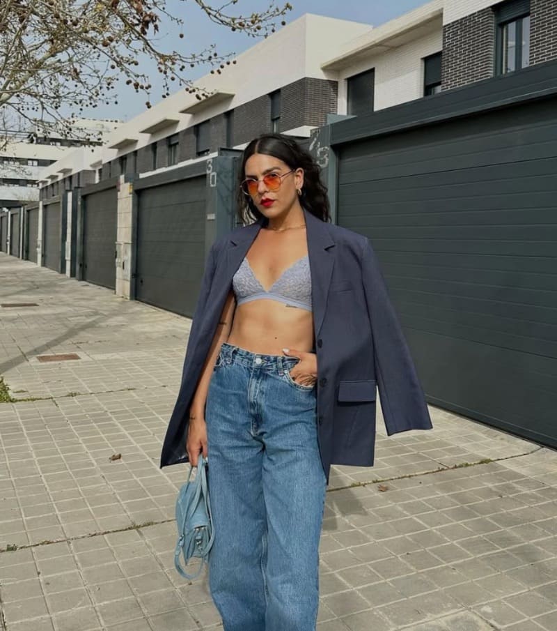 Vanessa in jeans en grijze bh