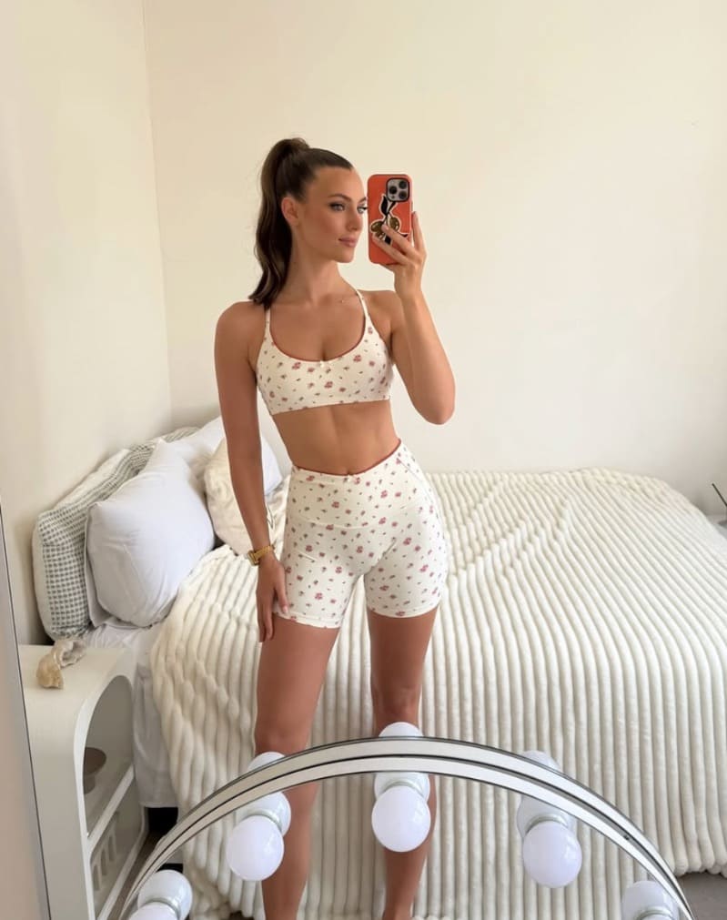 Babe in sexy sport outfitje