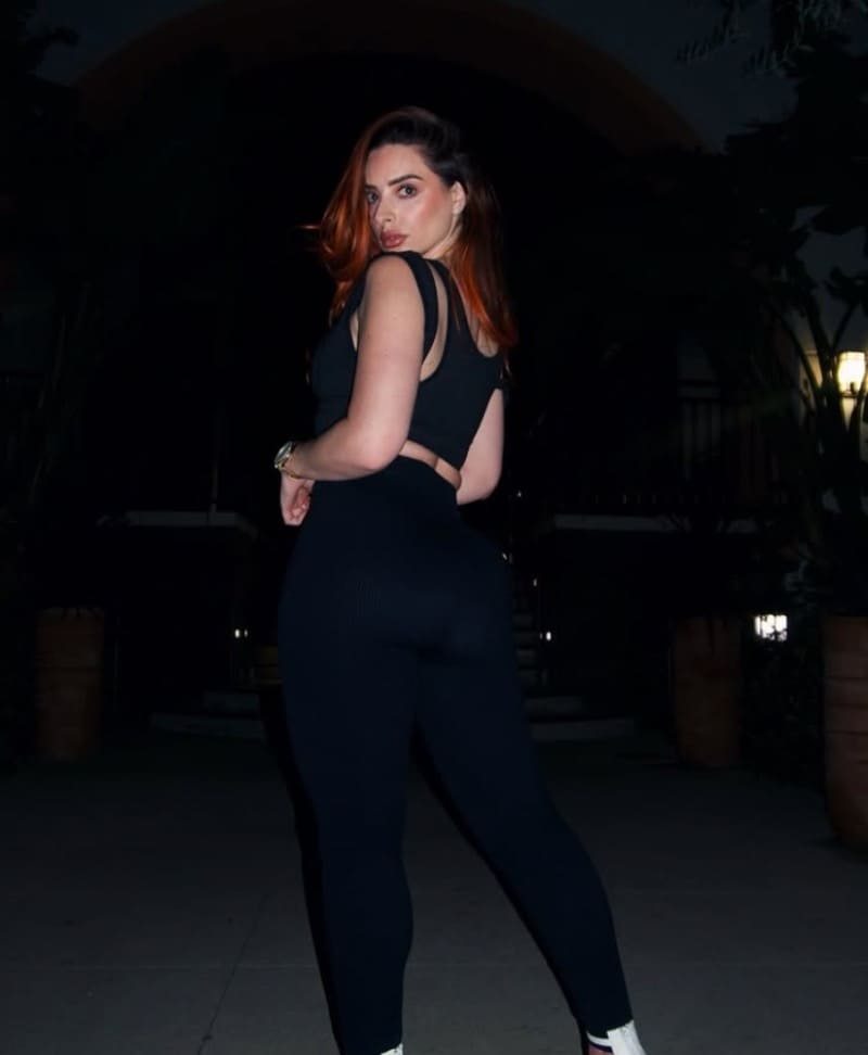 Babe met bolle billen in legging