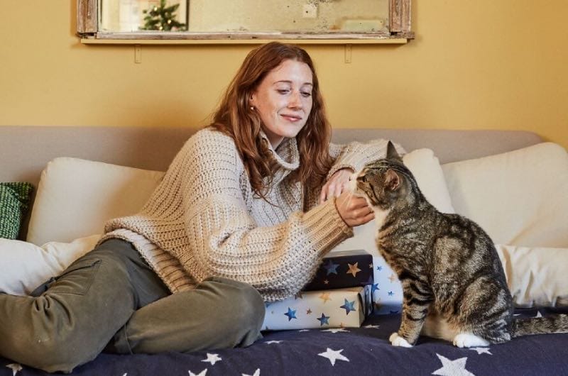 vrouw aait kat