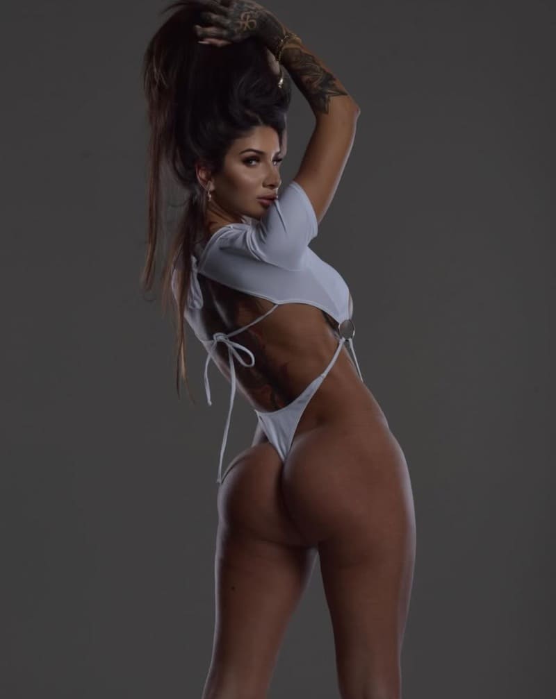 Meyra in sexy lingerie met billen