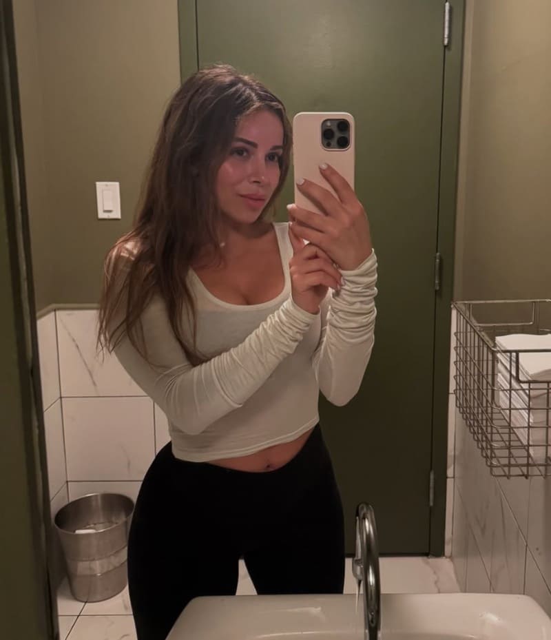Babe in wit toje en zwarte broek