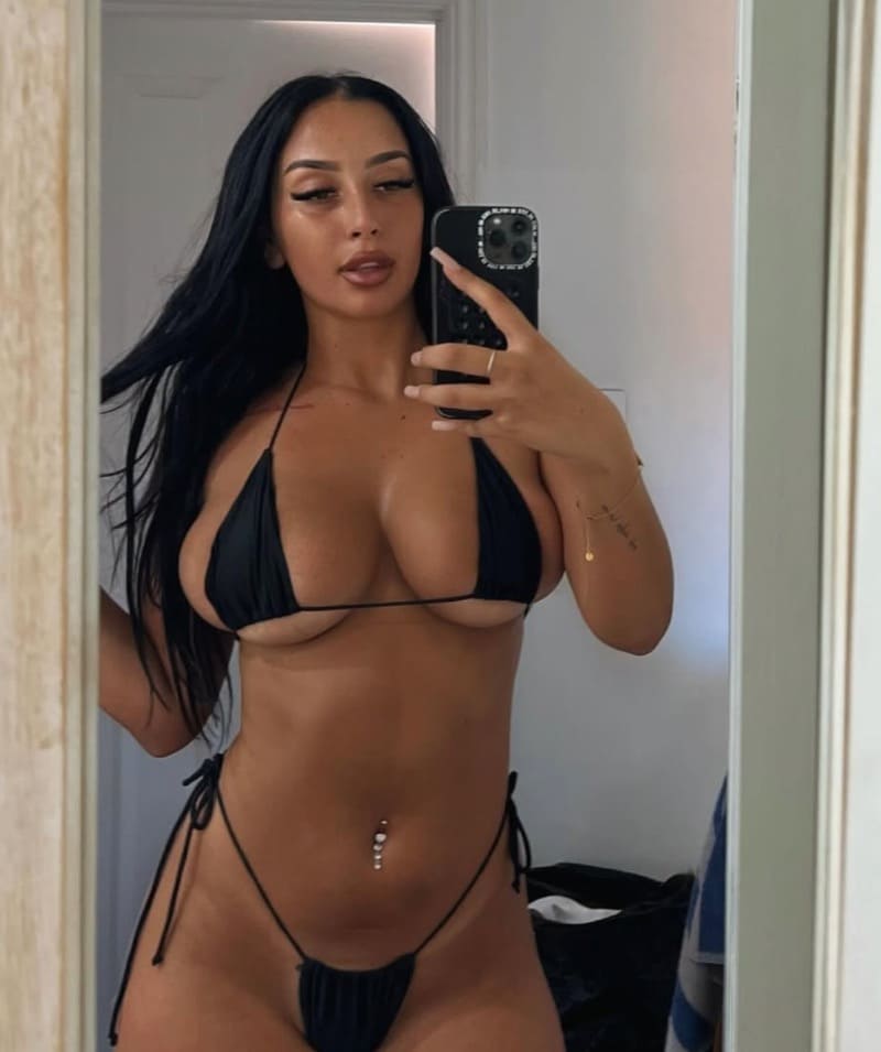 Valeria in mini bikini in slaapkamer