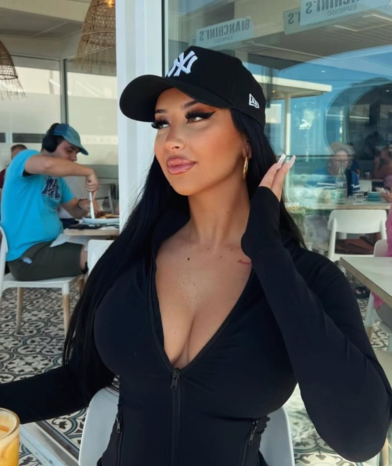 Babe met dikke tieten in sexy zwarte outfit