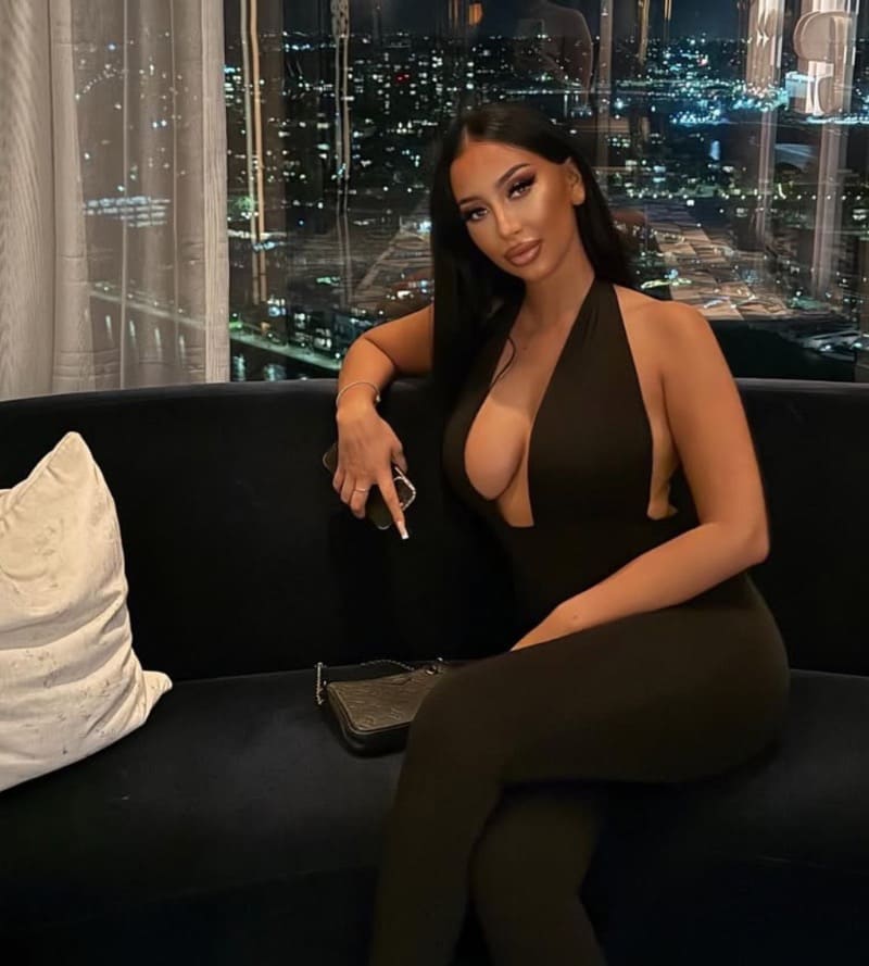 Babe in strakke jurk met heerlijke tieten