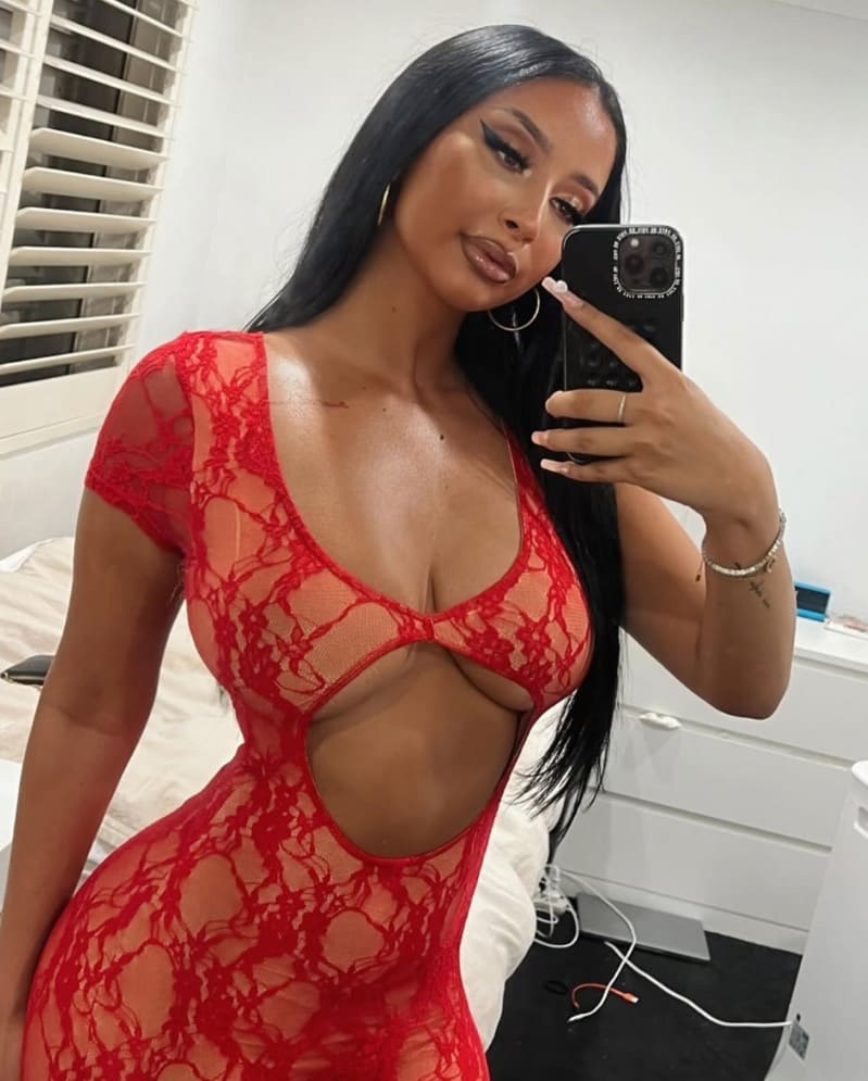 Sexy dame met enorme tieten in rode sexy outfit