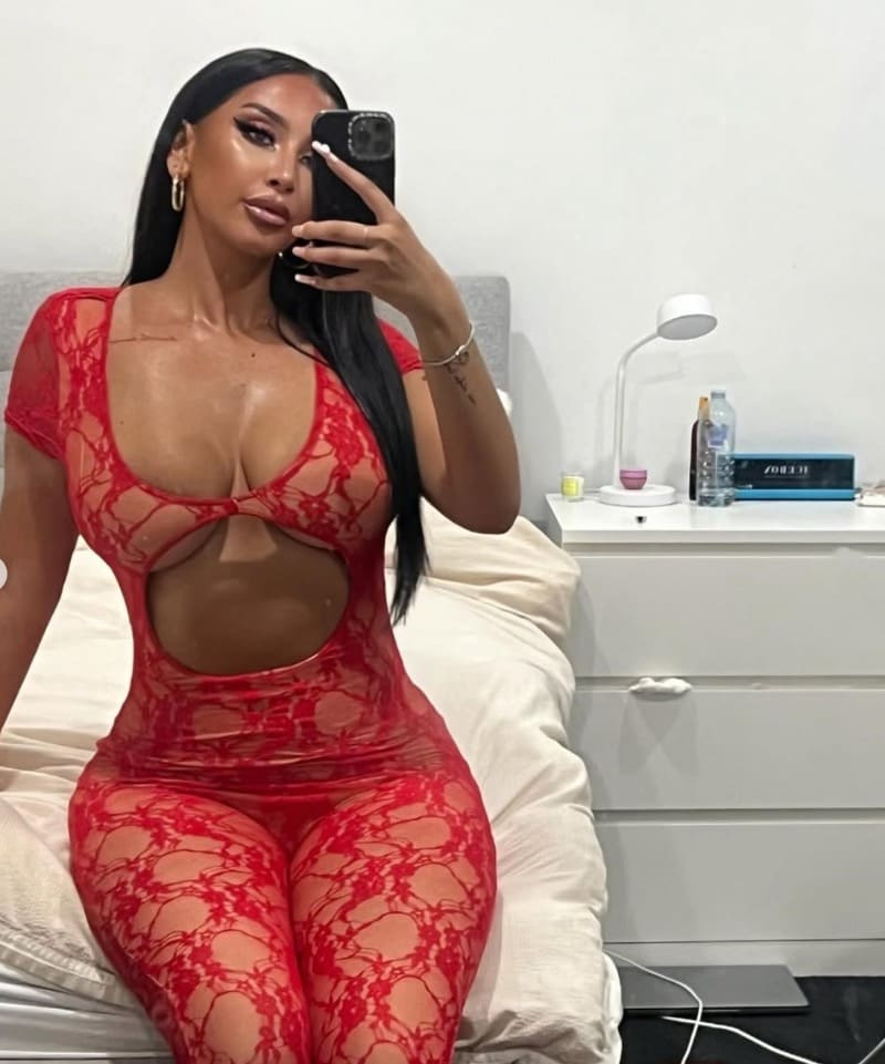 Valeria in sexy rode outfit met diepe decolleté