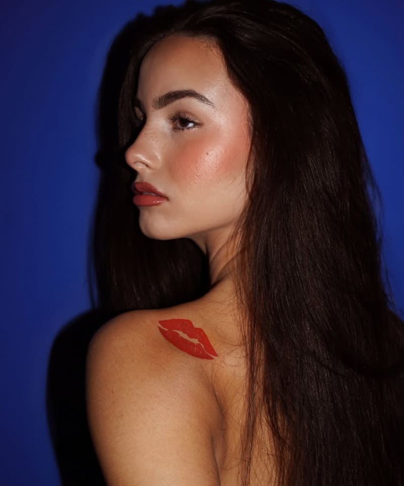 Babe met rode lippen op schouder