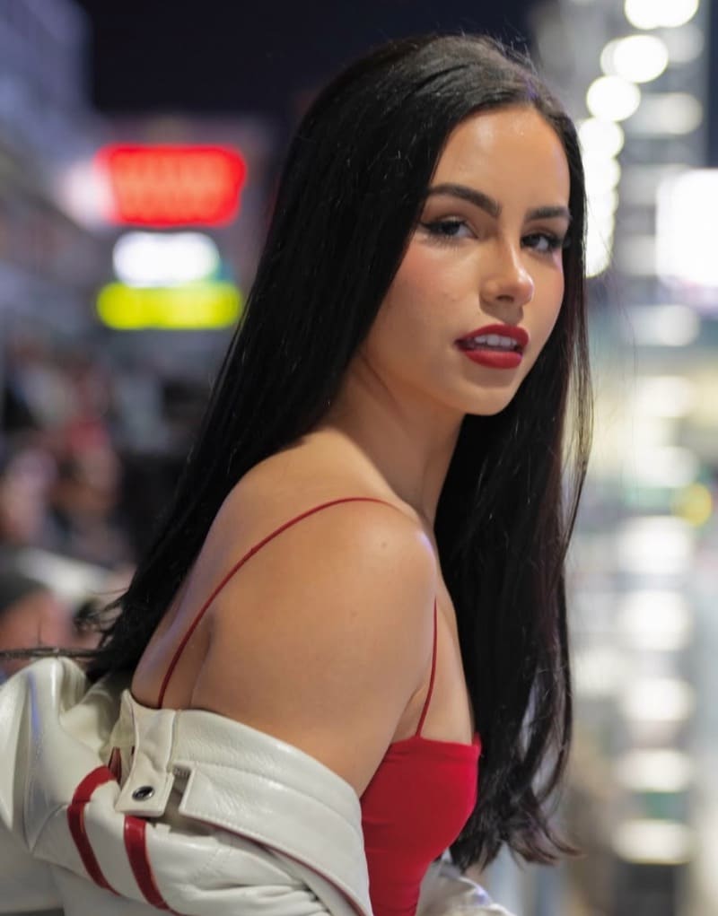 Sofia poseert met rode lippen